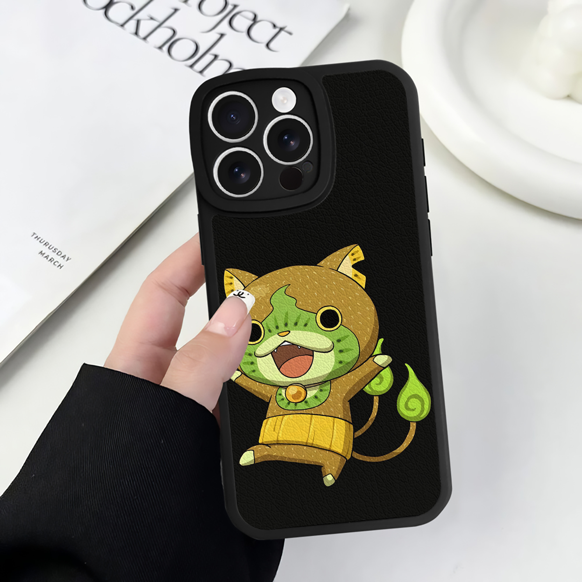 （画像用） 妖怪ウォッチ Yo-kai Watch 【iPhone 16シリーズ対応】シリコンスマホケース（レザー調） 材質：シリコン